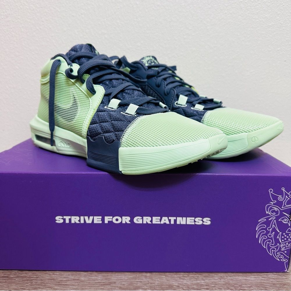Nike Lebron Witness 8 Basketball Shoes Vapor Green/Light Carbon/White